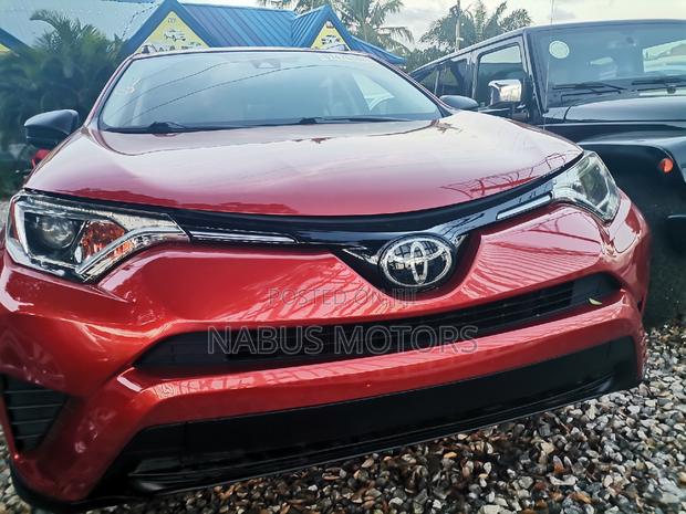 Toyota RAV4 LE AWD (2.5L 4cyl 6A) 2017 Gold