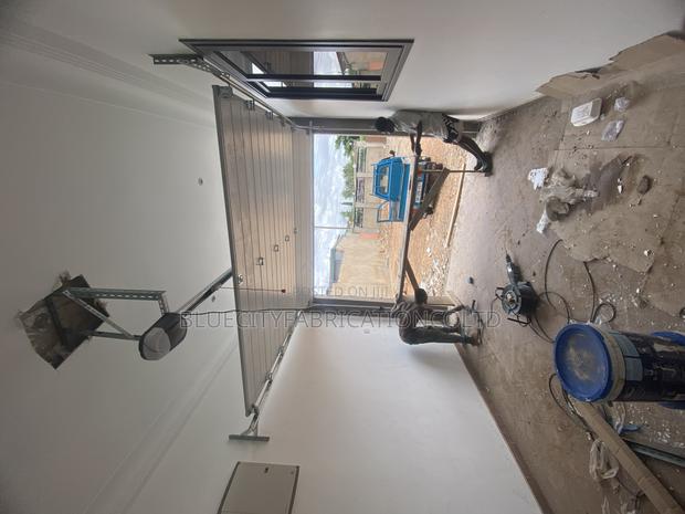 Original Automatic Garage Door · Photo 3