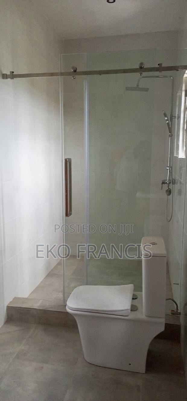 BATHROOM Door · Photo 2