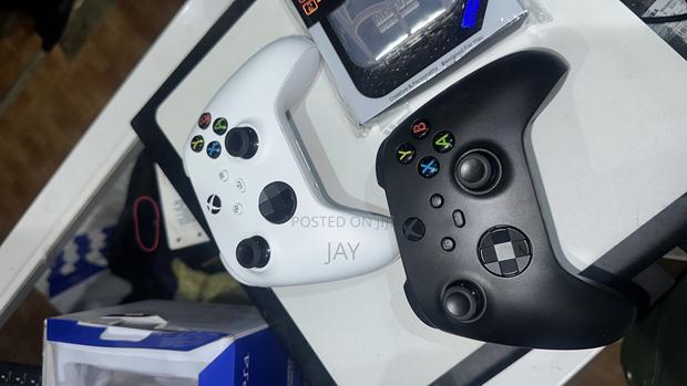 Xbox Series X Controllers · Photo 4