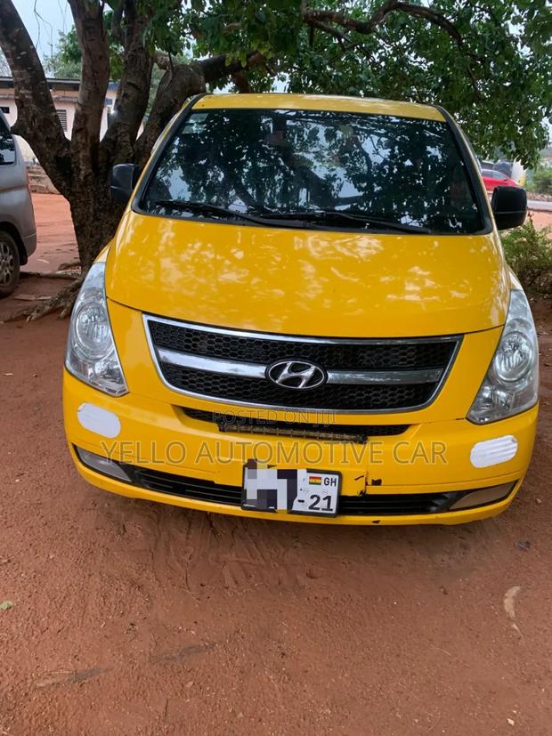 Rent Chauffeured Mini Van Hyundai H1 12 Seater · Photo 2