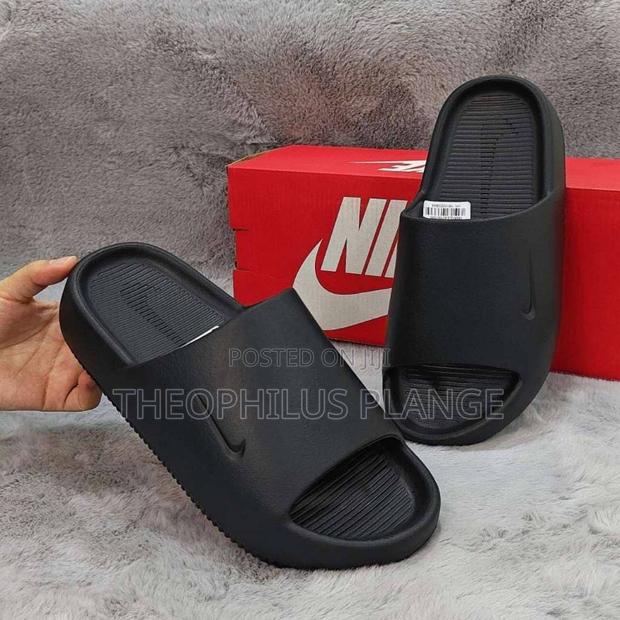 Nike Calm Slides / Slippers · Photo 3