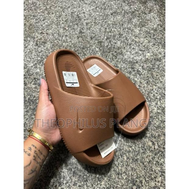 Nike Calm Slides / Slippers · Photo 4