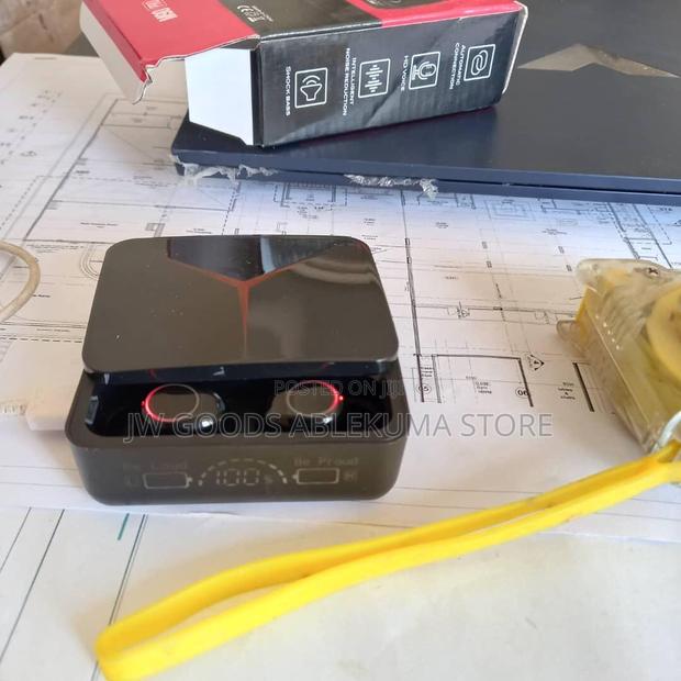 M90 Pro Bluetooth Earbuds With Powerbank · Photo 2