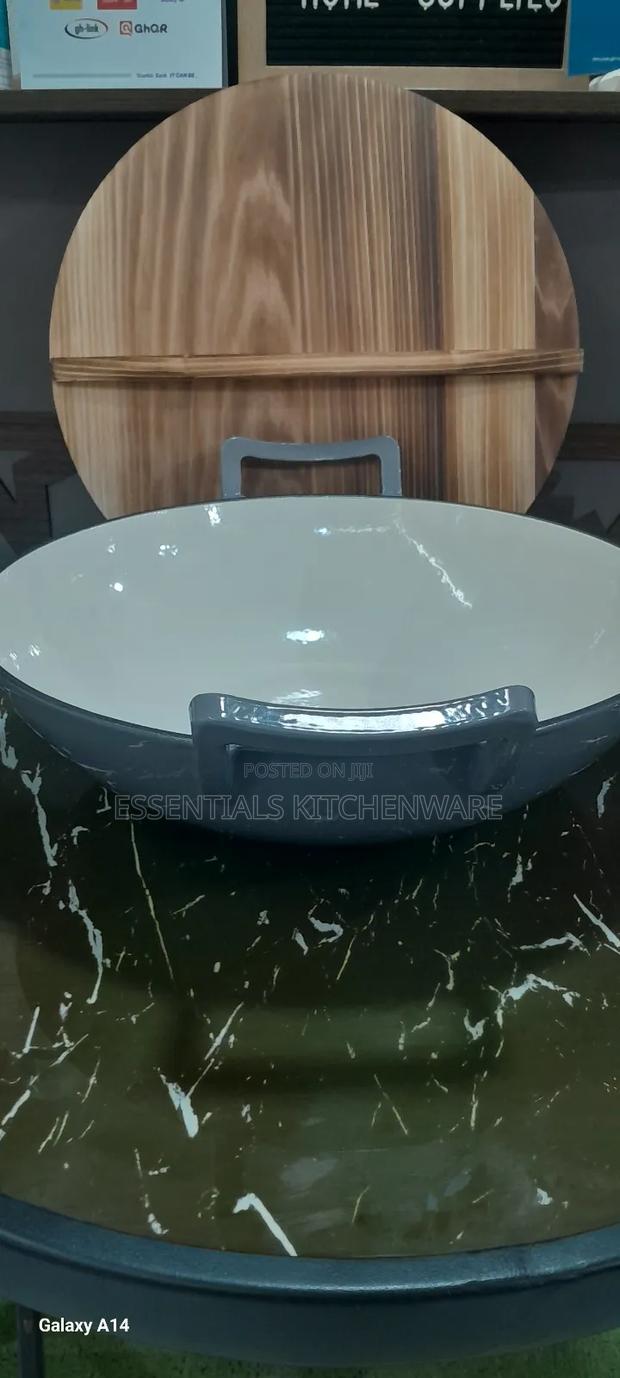 36cm Cast Iron Wok With Bamboo Lid · Photo 1