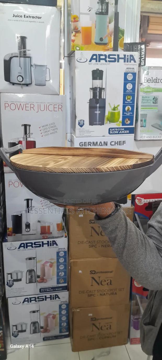 36cm Cast Iron Wok With Bamboo Lid · Photo 2
