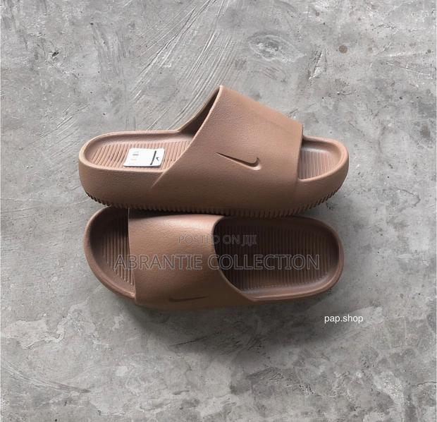 Nike Calm Slides · Photo 3