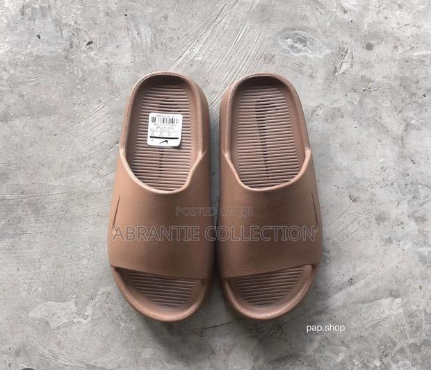 Nike Calm Slides · Photo 4