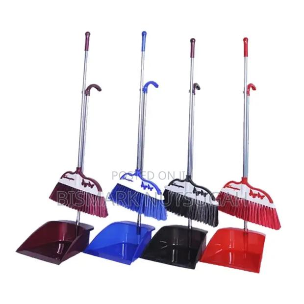 Broom and Rubbishes Collector · Photo 4