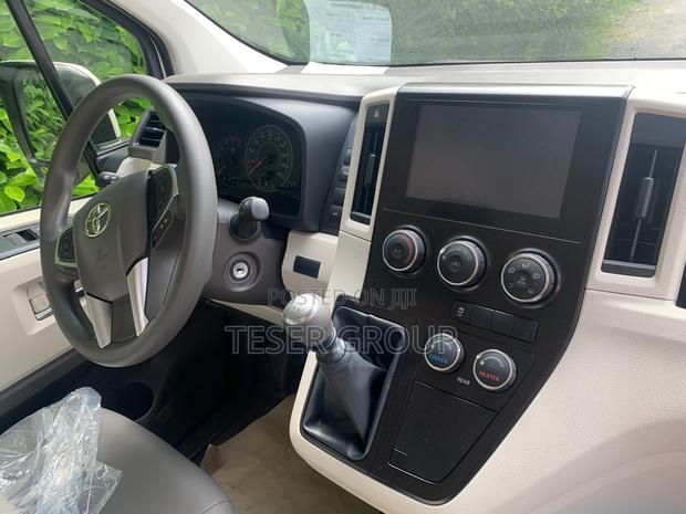 New Toyota HiAce 2023 White photo 6