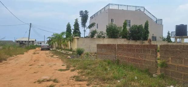 Elegant Demarcation on Half Plots at Tema Community 25 · Photo 4
