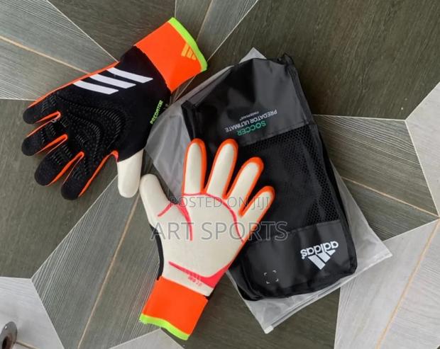 Adidas Predator Ultimate Goalkeepers Gloves · Photo 1