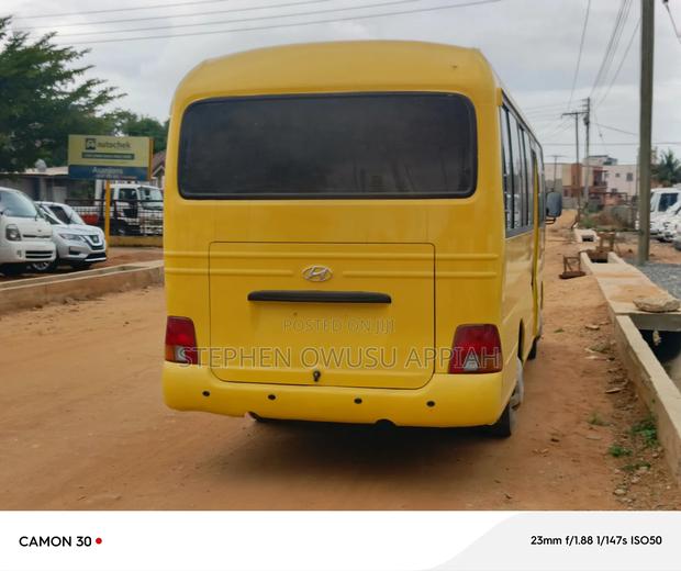 Hyundai County 2012 Yellow photo 2