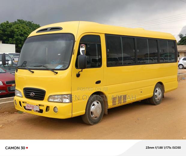 Hyundai County 2012 Yellow photo 4