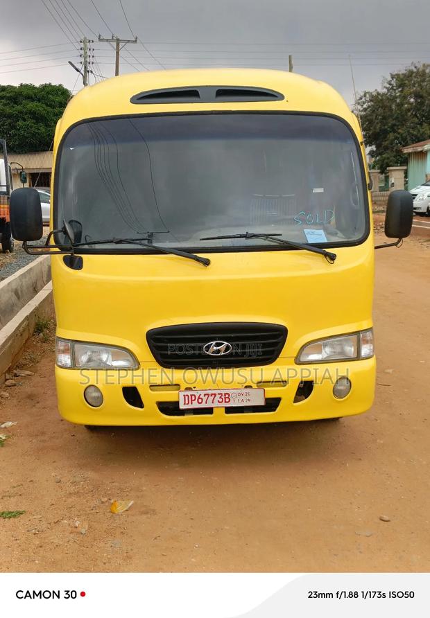 Hyundai County 2012 Yellow photo 5