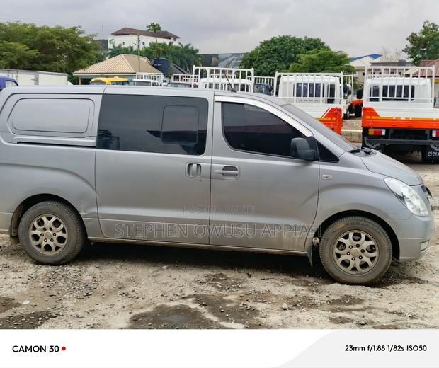 Hyundai Starex 2012 Silver photo 2