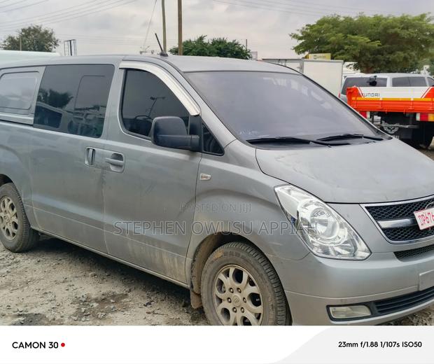 Hyundai Starex 2012 Silver photo 3