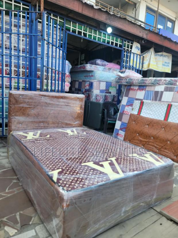 Affordable Large Size Inbult Bed With Mattress