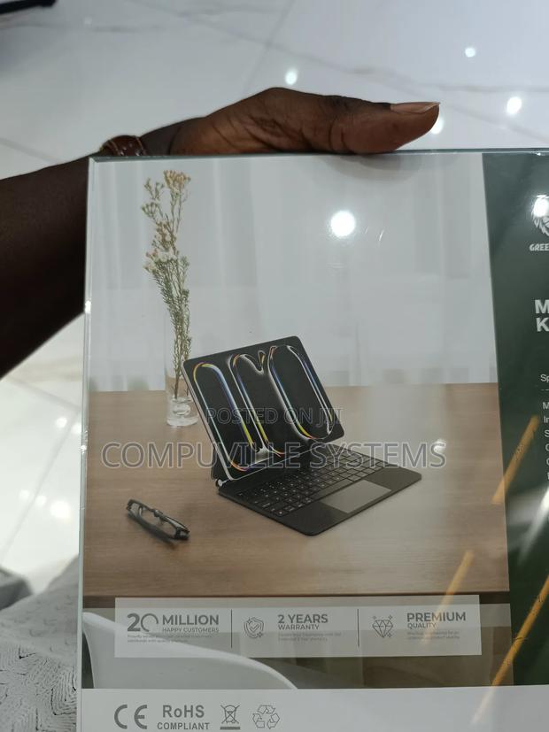 13 iPad Pro M4 Keyboard · Photo 2