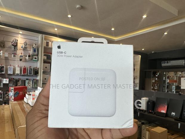 30W USB-C Power Adapter · Photo 4