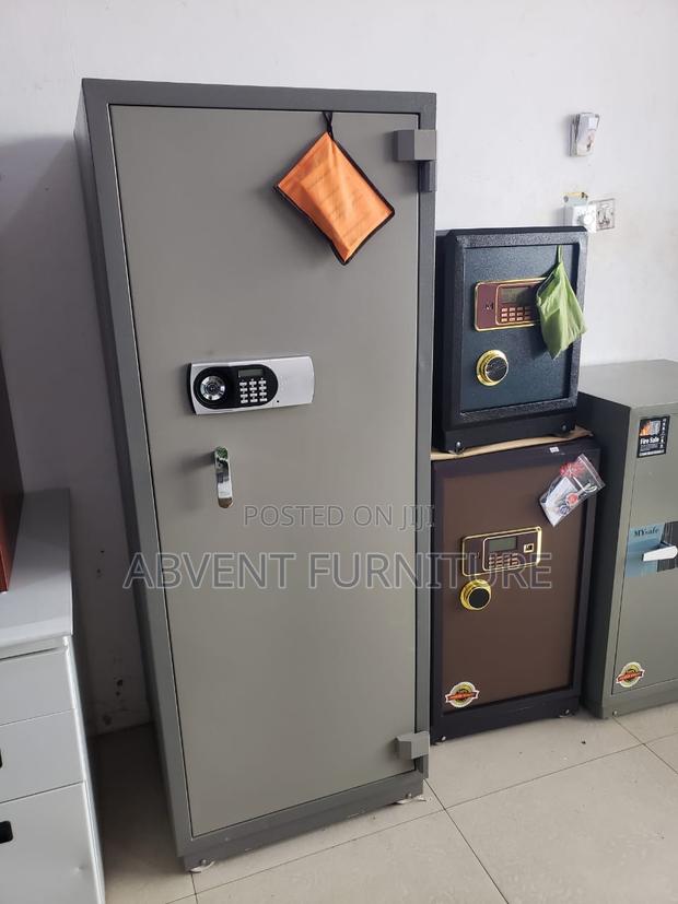 Quality Heavy Fireproof Money Safe · Photo 2