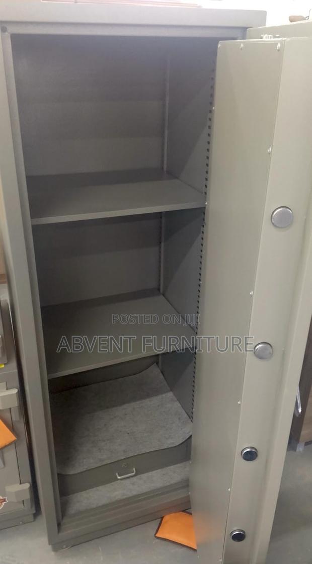 Heavy Fireproof Money Safe · Photo 2