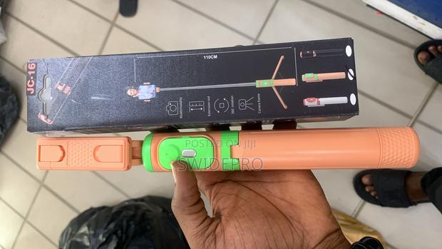 Selfie Stick With Remote · Photo 3