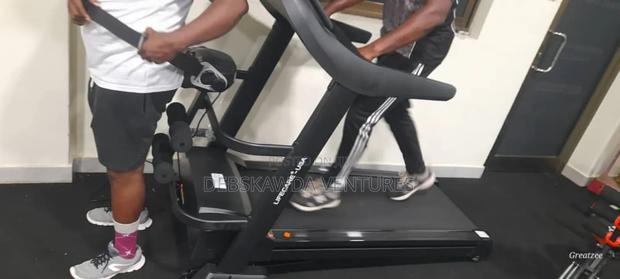 Q6 Automatic Incline Treadmill 4hp · Photo 4