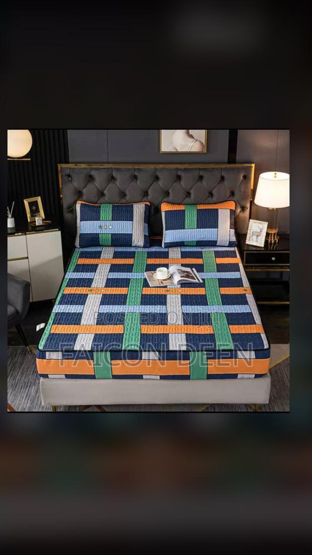 Designer Thick Fitted Queen Size Waterproof Mattress Covers · Photo 1