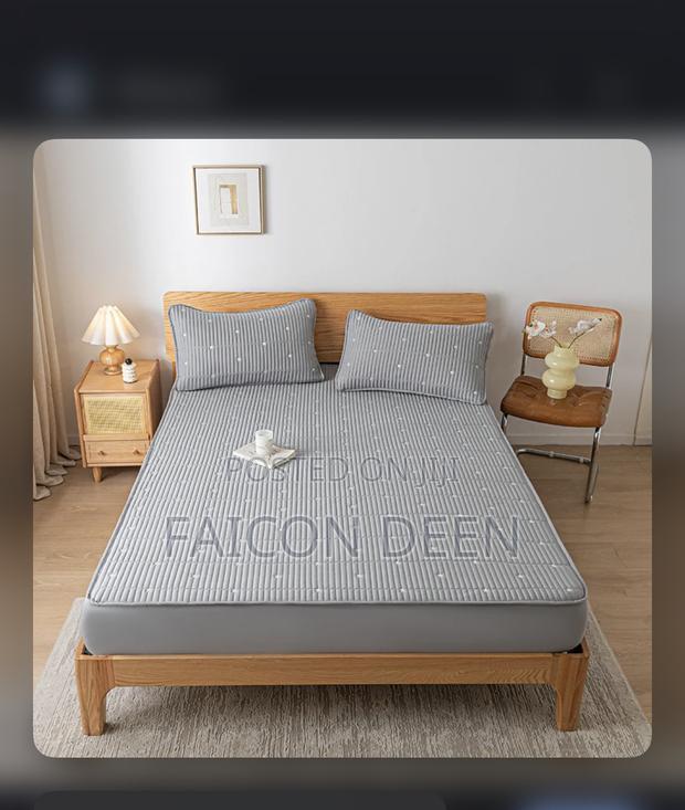 Water Resistant Queen Size Mattress Protectors · Photo 1
