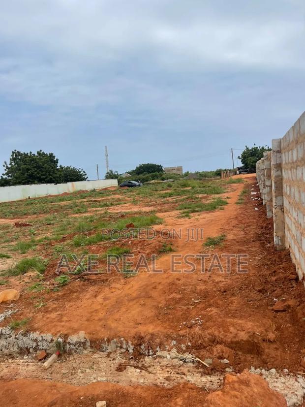 Get Half Plot // Developed Location - Tema Community 25 · Photo 4