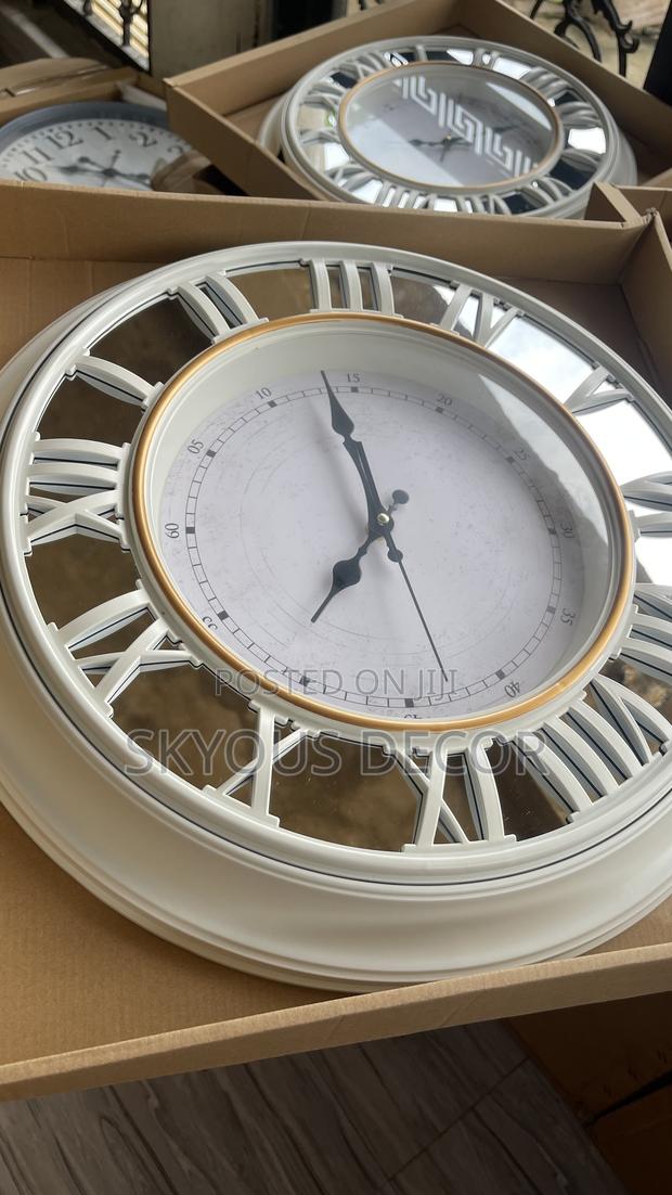 Clock Available · Photo 4