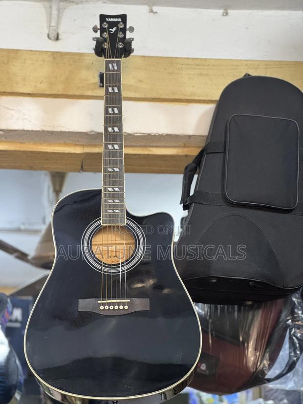Yamaha Acoustic Guitar · Photo 2