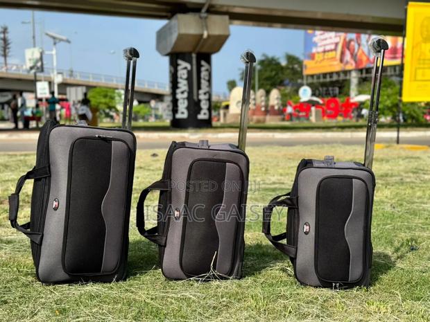 Three Set Quality Material Luggages/Travel Bags · Photo 1