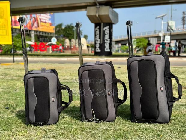 Three Set Quality Material Luggages/Travel Bags · Photo 2
