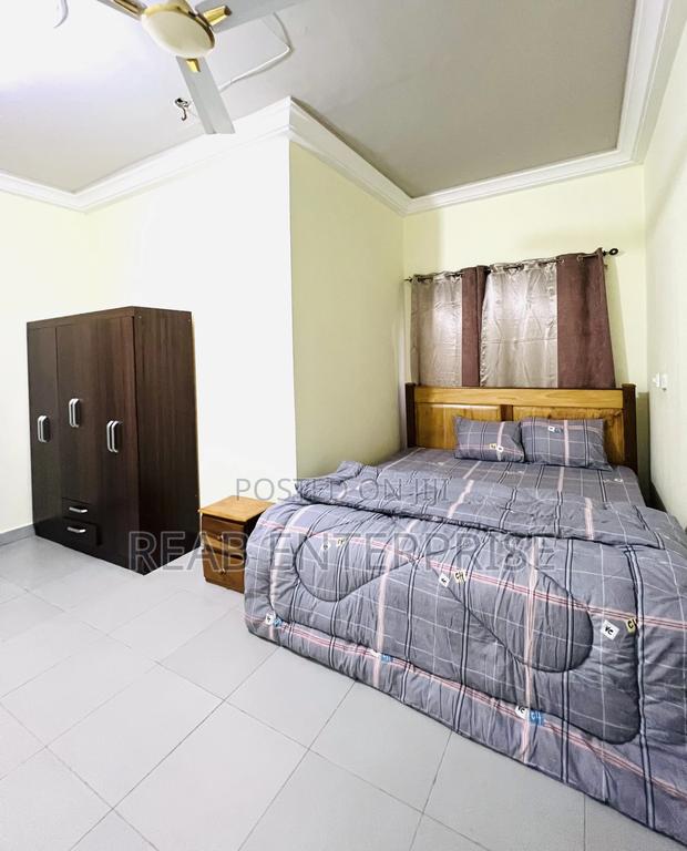 En-Suite Fully Furnished One Bedroom in the Box House photo 2