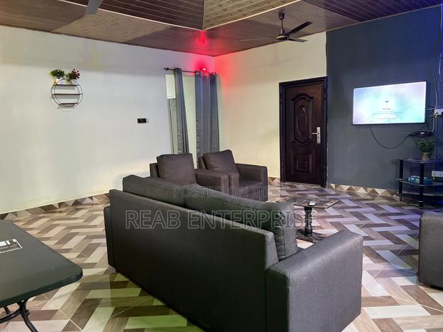 En-Suite Fully Furnished One Bedroom in the Box House photo 4
