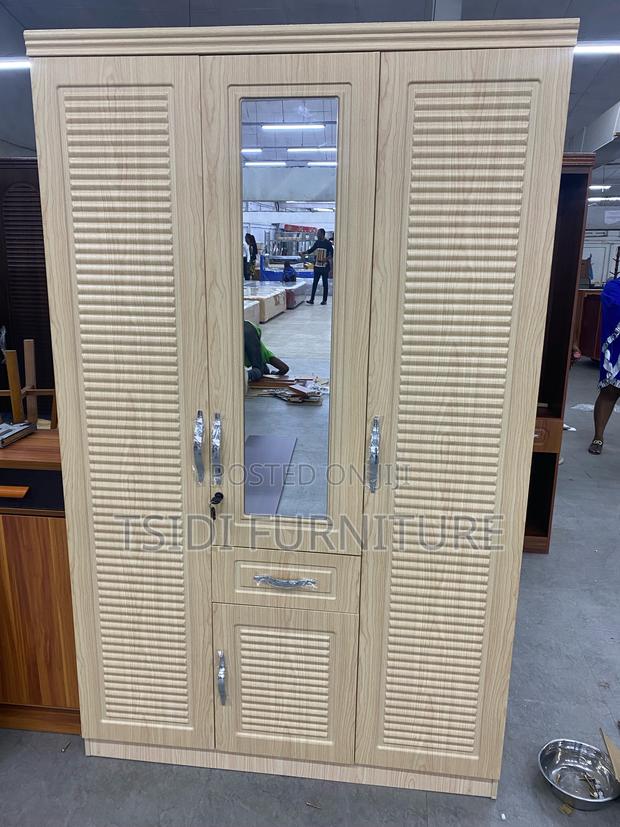 Quality Three Door Wardrobe · Photo 1