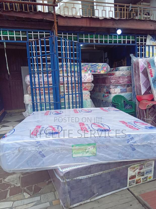 Mattress Queen Size 12" With Foreign Cover · Photo 2