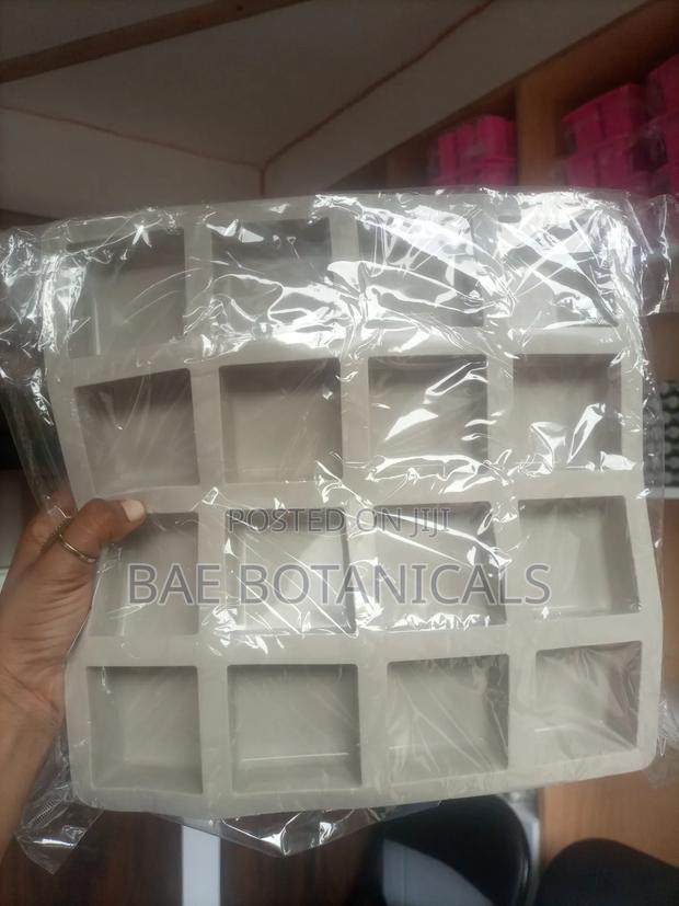 (16 Bar Capacity) Square Sillicone Soap Mold · Photo 4