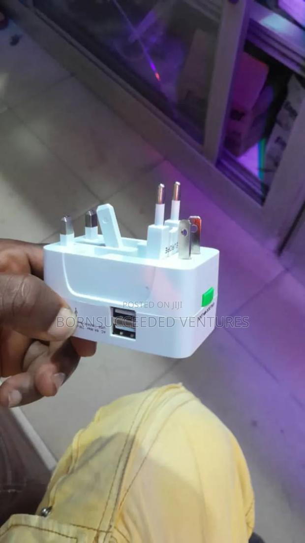 Universal Travel Adapter With Usb Slot · Photo 2