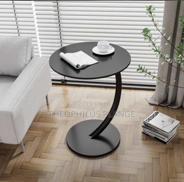 Curved Mable Side Table, Coffee / Bedside Table · Photo 1