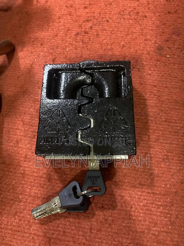 Welded Cast Iron Padlock Big Size · Photo 4