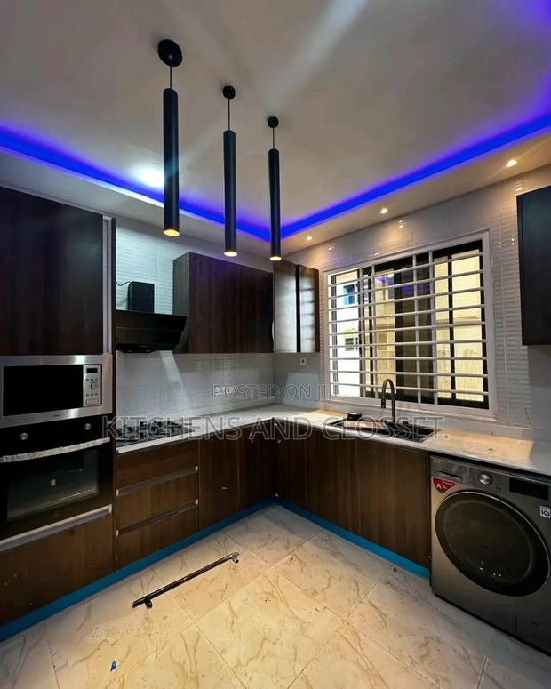 Modern Kitchen Cabinent