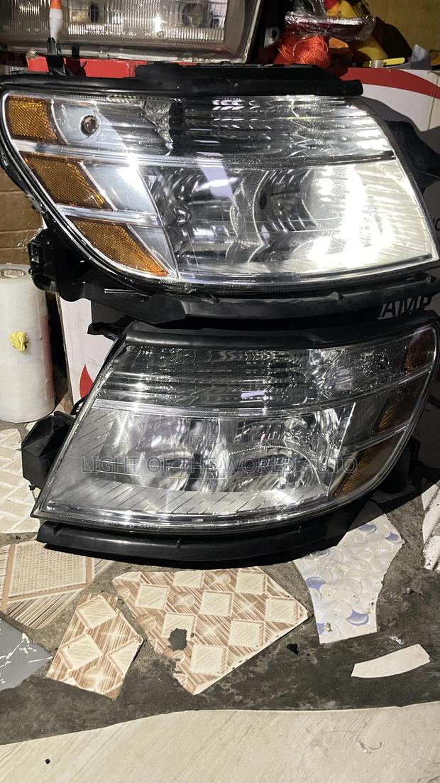 Ford Taurus 09 Headlight