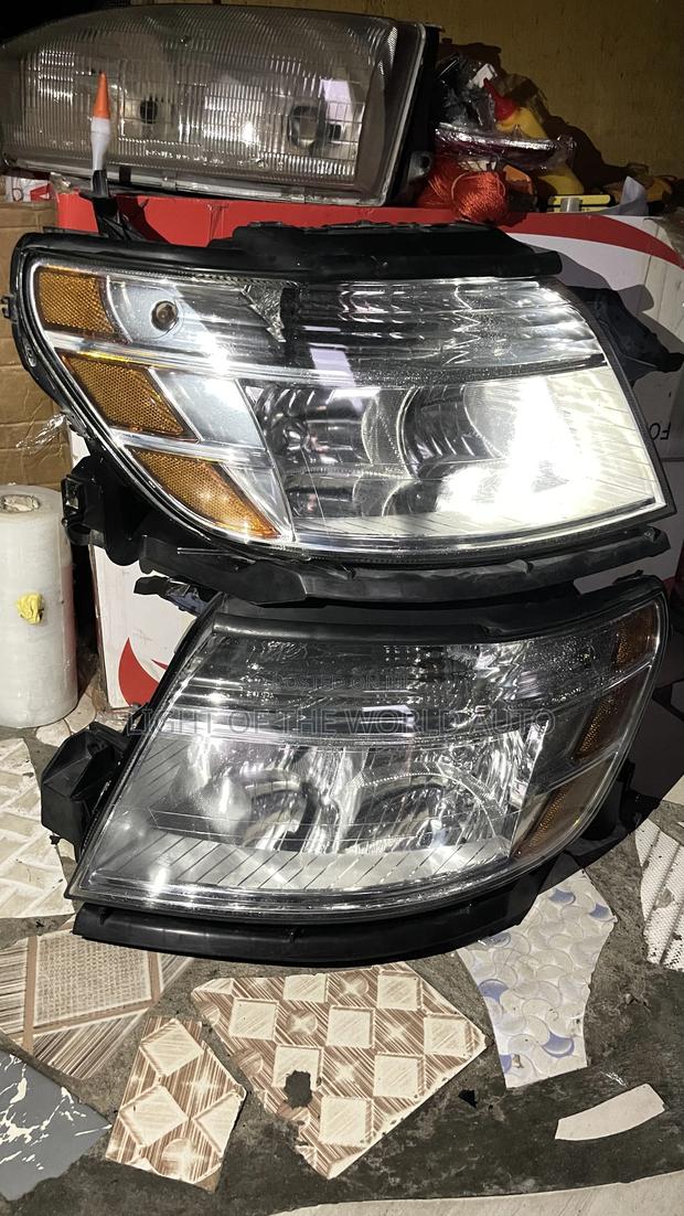 Ford Taurus 09 Headlight