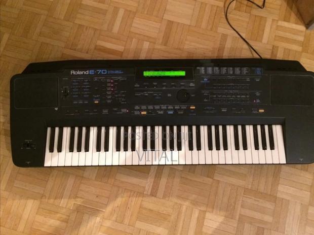 Roland E-70 Intelligent Synthesizer · Photo 4