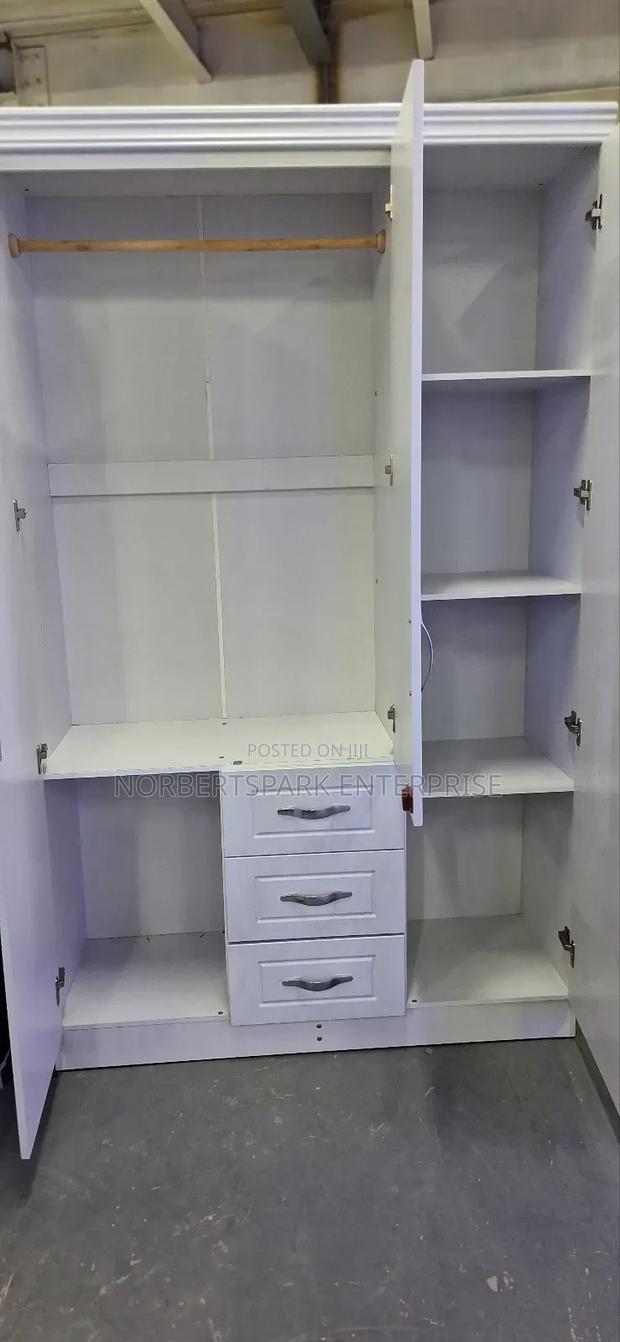 Wardrobe(3 Doors) Imported · Photo 4