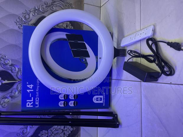 RL LED Ring Light 14” With Stand · Photo 4