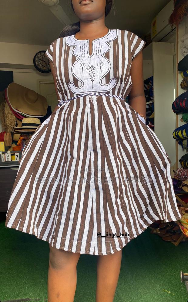 Ladies Smock Dress · Photo 4